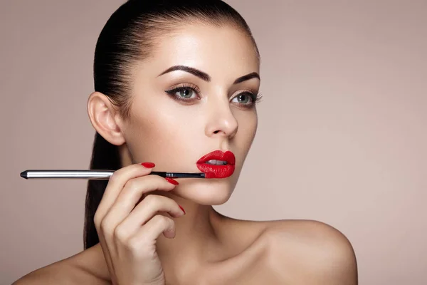 Beautiful woman paints lips — Stock Photo, Image
