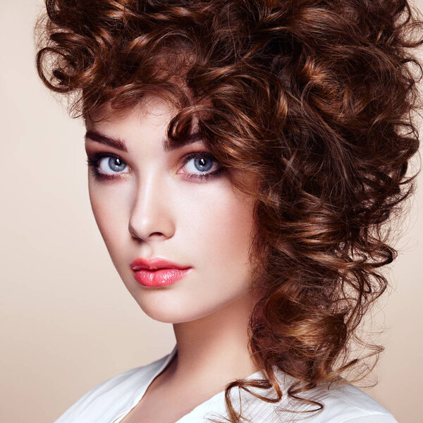 Brunette woman with curly and shiny hair