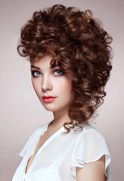 Bruneta žena s kudrnatými a lesklé vlasy — Stock fotografie