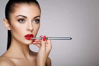 güzel kadın ruj dudakları boyalar