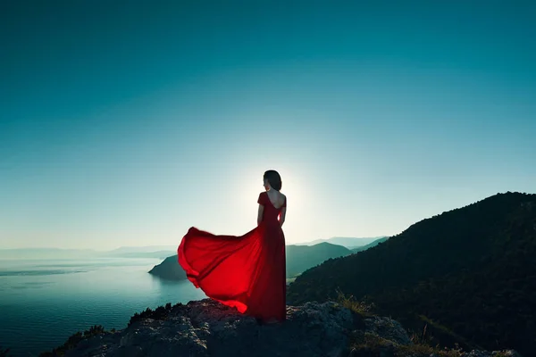 Mujer en vestido rojo por mar — Foto de Stock