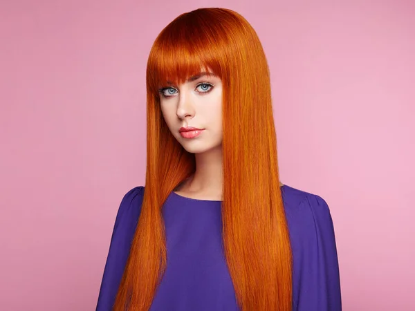 Mooie vrouw met rood haar — Stockfoto