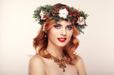 Noel çelenk ile güzel genç kadın portresi