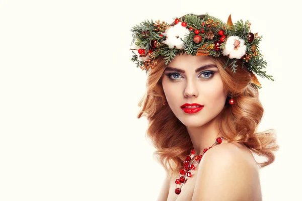Retrato de una hermosa joven con corona de Navidad —  Fotos de Stock