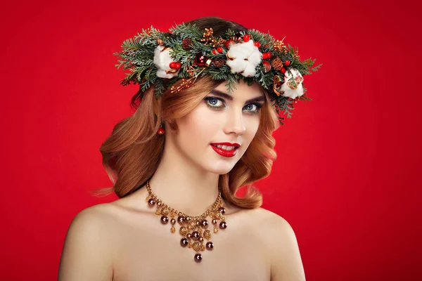 Porträt einer schönen jungen Frau mit Adventskranz — Stockfoto