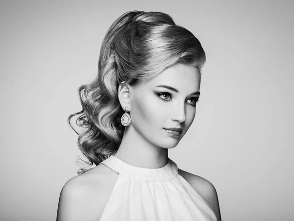 Mode portret van mooie jongedame met elegante kapsel — Stockfoto