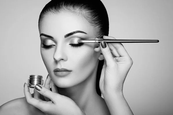 Makeup artist applies eye shadow — Stock Photo, Image