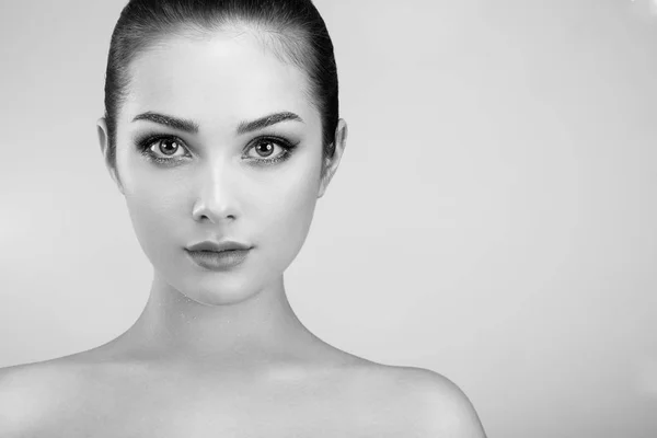 Vacker kvinna ansikte. perfekt makeup — Stockfoto