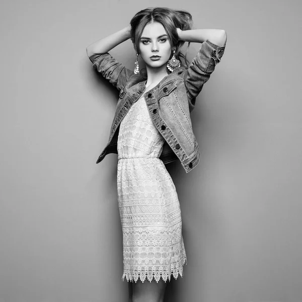 Mode portret van mooie jonge vrouw in een zomer jurk — Stockfoto
