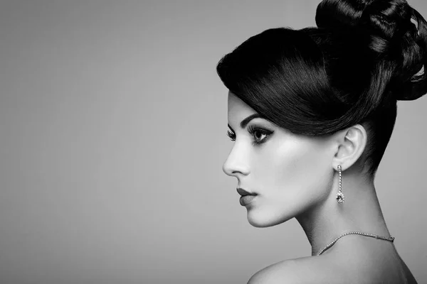 Fashion portrait of young beautiful woman with jewelry — Stock Photo, Image