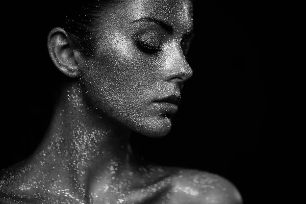 Yüzünde ışıltılarla Güzel Kadın Portresi — Stok fotoğraf