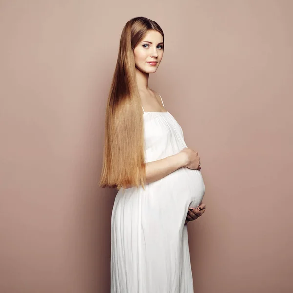 Portret młodej kobiety w ciąży — Zdjęcie stockowe