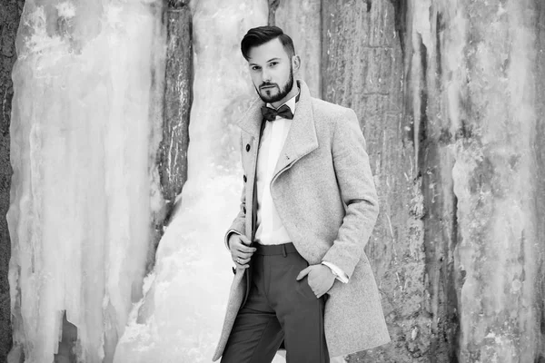 Retrato ao ar livre de homem bonito em casaco cinza — Fotografia de Stock