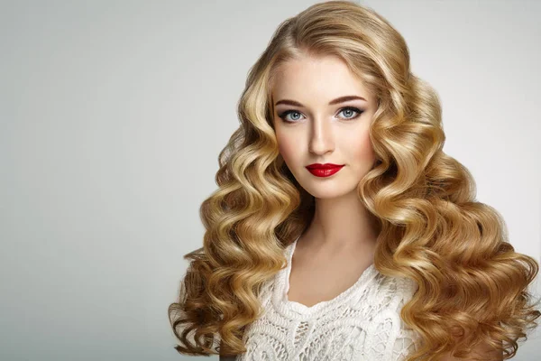 Retrato de moda de jovem mulher bonita com penteado elegante — Fotografia de Stock