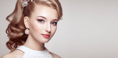 Zarif saç modeli olan güzel kadın moda portre