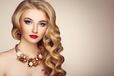 Zarif saç modeli olan güzel kadın moda portre