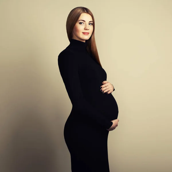Porträtt av den unga gravida kvinnan — Stockfoto