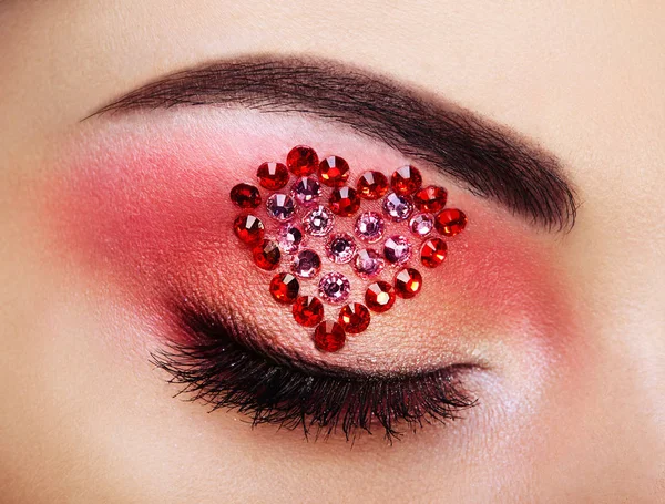 Trucco per gli occhi ragazza con un cuore — Foto Stock