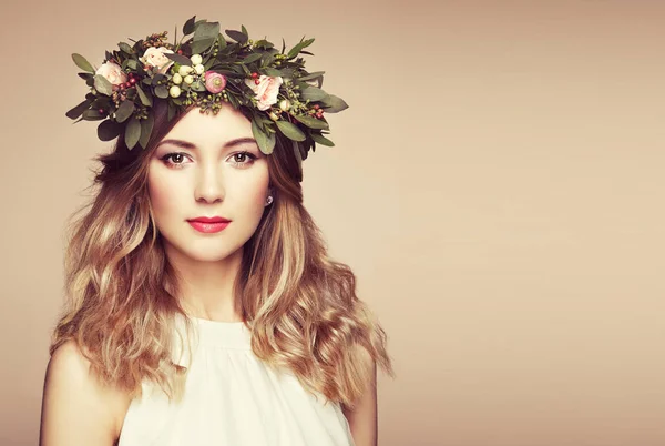 Hermosa mujer rubia con corona de flores en la cabeza — Foto de Stock