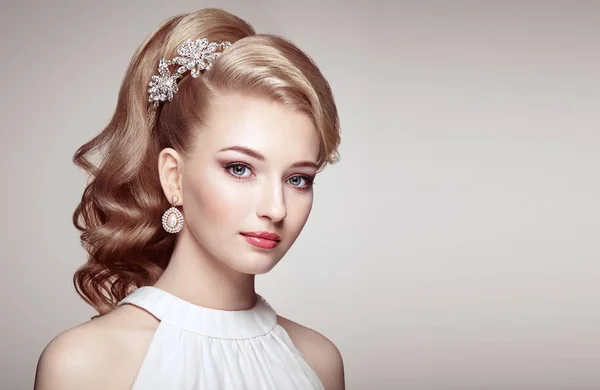 Modeporträt einer jungen schönen Frau mit eleganter Frisur — Stockfoto