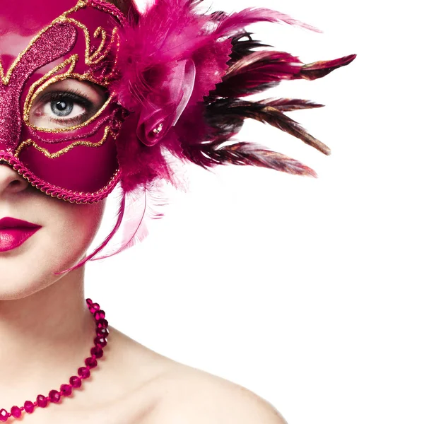 A bela jovem mulher em uma máscara venetian misterioso vermelho — Fotografia de Stock