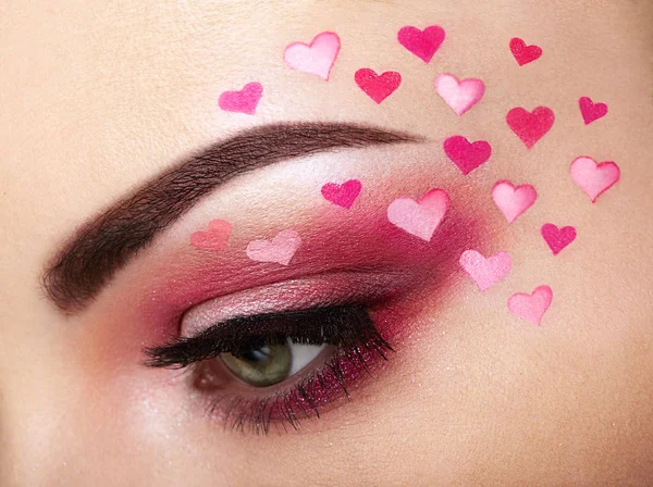 Maquillaje de ojos chica con un corazón —  Fotos de Stock