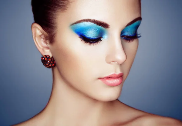 Портрет молодой красивой женщины с голубым макияжем — стоковое фото