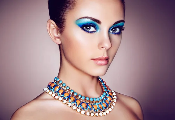 Портрет молодой красивой женщины с голубым макияжем — стоковое фото