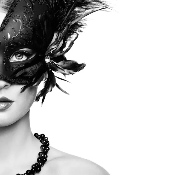 Mooie jonge vrouw in zwarte mysterieuze Venetiaanse masker — Stockfoto