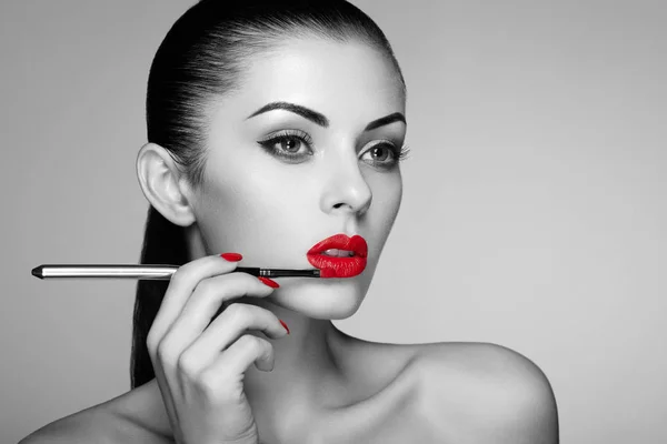 Foto en blanco y negro de la mujer pintando lápiz labial — Foto de Stock