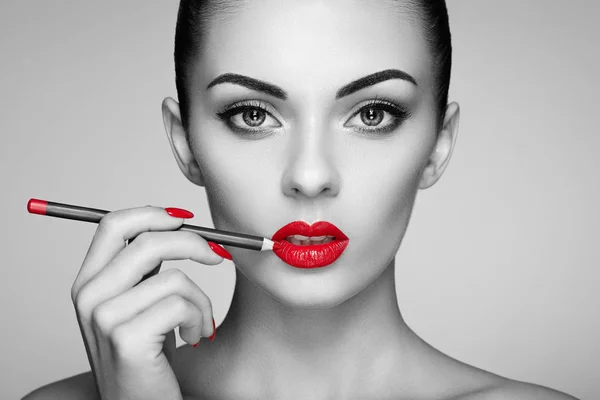 Foto en blanco y negro de la mujer pintando lápiz labial — Foto de Stock