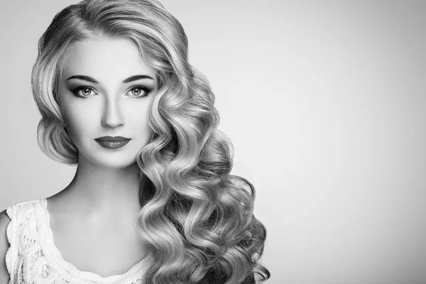 Foto en blanco y negro de una hermosa mujer con peinado elegante —  Fotos de Stock
