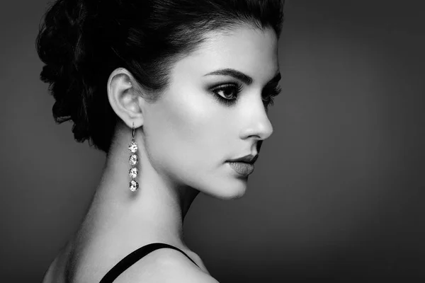 Retrato de moda de jovem mulher bonita com jóias — Fotografia de Stock
