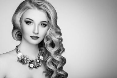 Siyah ve beyaz fotoğraf güzel kadının zarif saç modeli ile