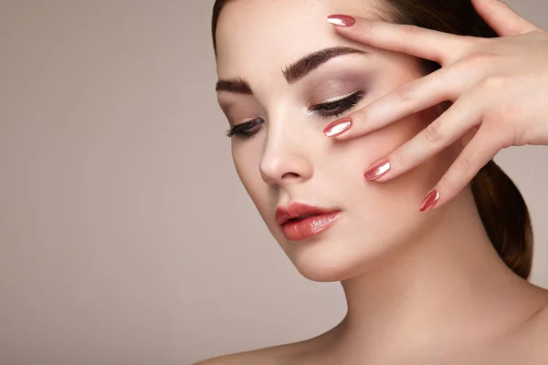 Beauty brunette woman with perfect makeup — Stock Photo, Image