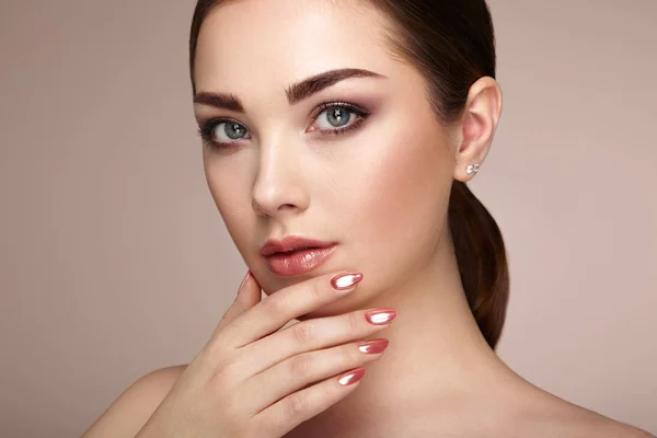 Beauty brunette woman with perfect makeup — Stock Photo, Image