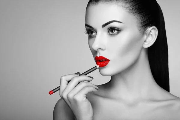 Foto en blanco y negro de la mujer pintando lápiz labial — Foto de Stock