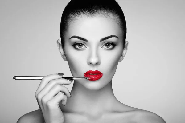 Schwarz-Weiß-Foto einer Frau beim Bemalen von Lippenstift — Stockfoto
