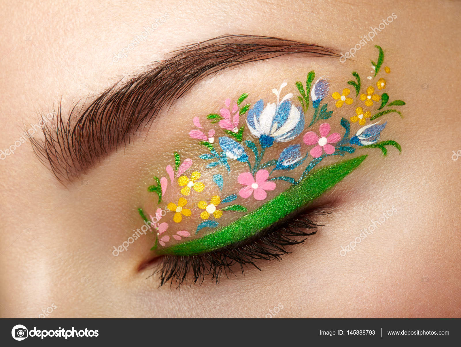 Fille maquillage des yeux avec des fleurs image libre de droit par  heckmannoleg © #145888793