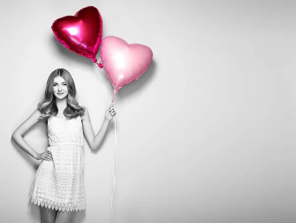 Güzel genç kadın kalp şekli hava balonu ile — Stok fotoğraf