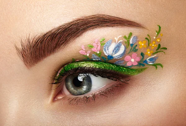 Oog make-up meisje met een bloemen — Stockfoto