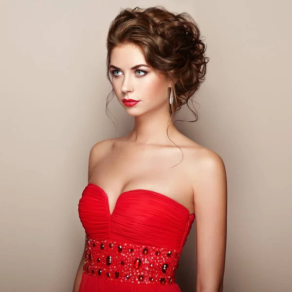Mode portret van mooie vrouw in elegante jurk — Stockfoto