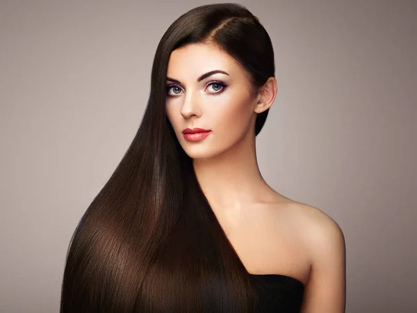 Schöne Frau mit langen glatten Haaren — Stockfoto