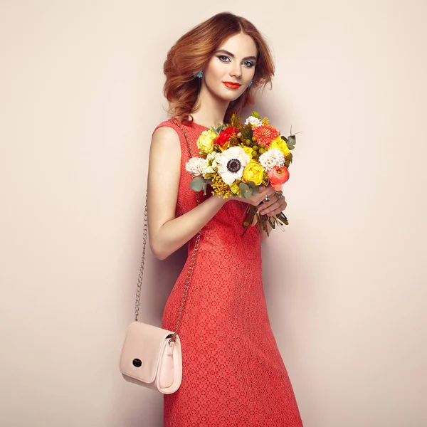 Bionda giovane donna in elegante abito rosso — Foto Stock