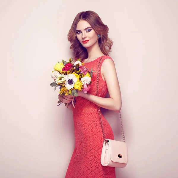 Blond ung kvinna i elegant röd klänning — Stockfoto