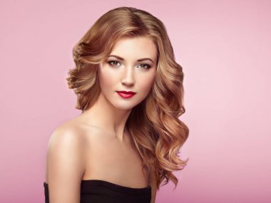 Sarışın kadın ile uzun parlak dalgalı saçlar