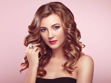 Sarışın kadın ile uzun parlak dalgalı saçlar