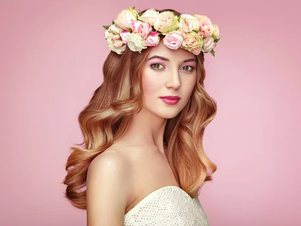 Bella donna bionda con corona di fiori sulla testa — Foto Stock