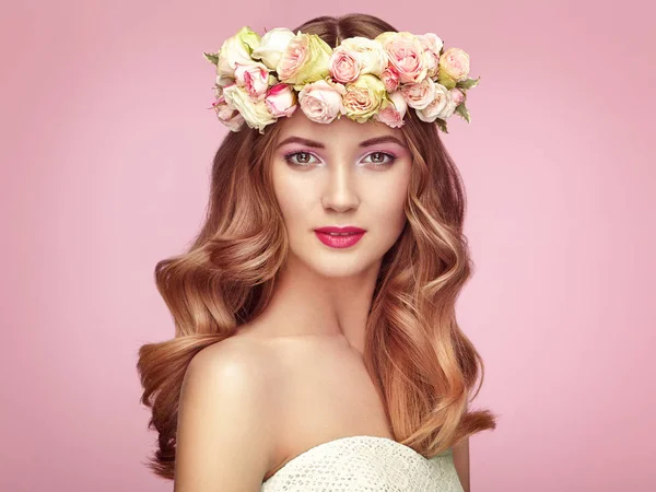 Belle femme blonde avec une couronne de fleurs sur la tête — Photo