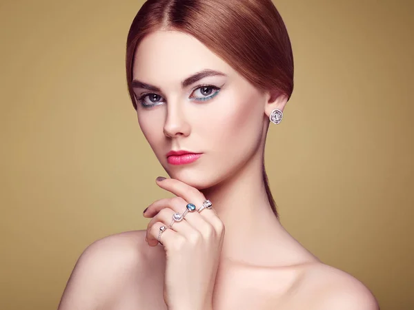 Moda piękny portret młodej kobiety pięknej biżuterii — Zdjęcie stockowe